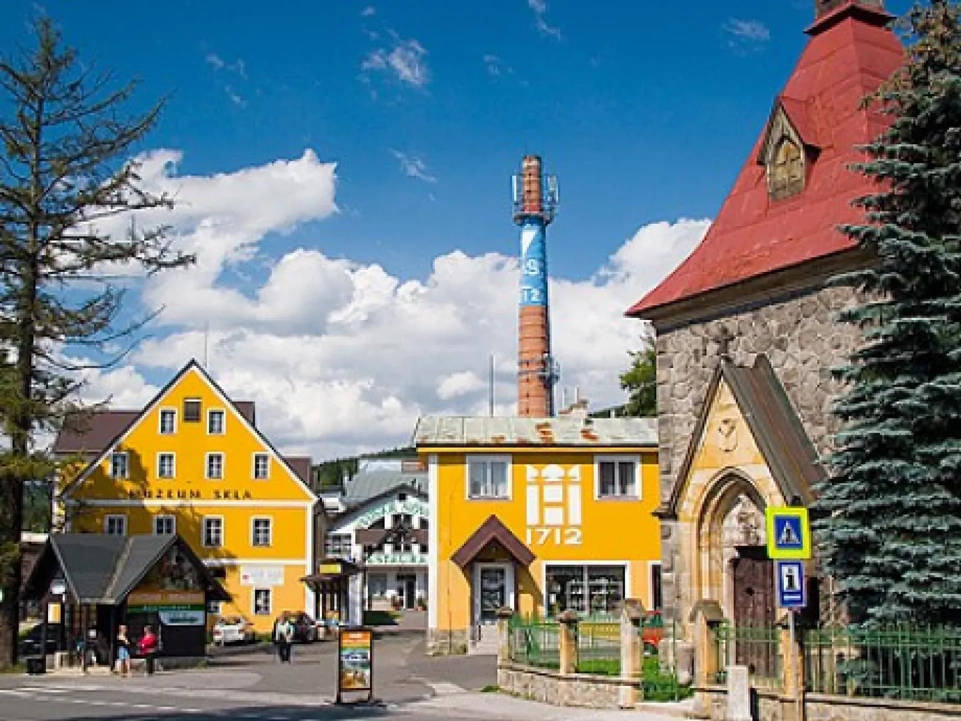 Centrum Harrachova se skokanskými můstky v pozadí