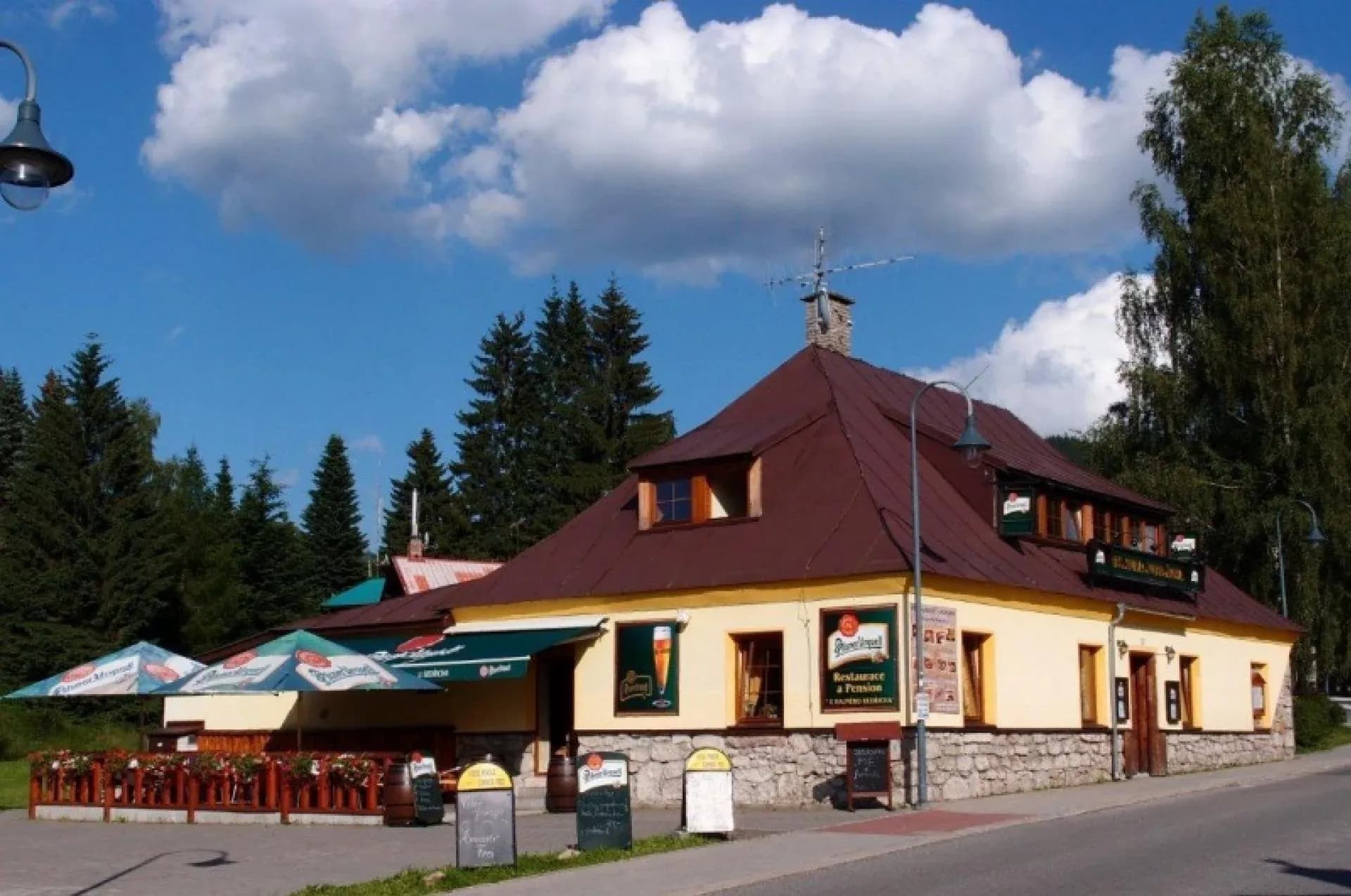 Penzion a restaurace U Bedřicha v Harrachově za letního dne